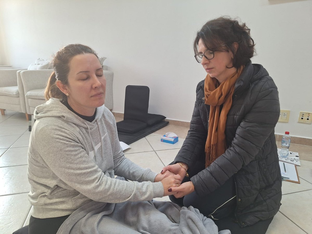 Vivência terapêutica em dupla, com as mãos entrelaçadas